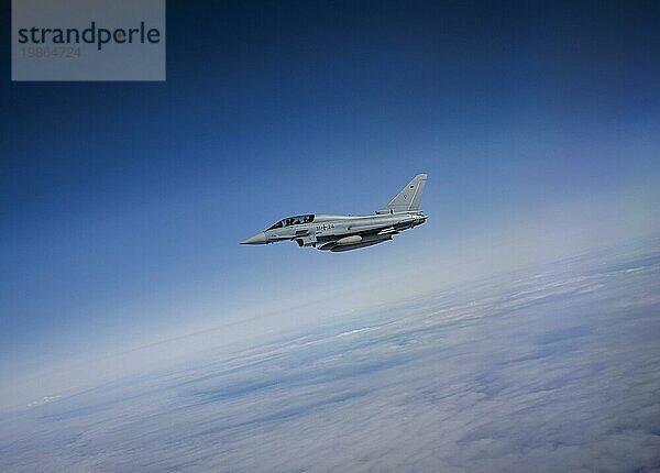 Ein Eurofighter Mehrzweckkampfflugzeug der Luftwaffe Bundeswehr  aufgenommen aus einem Airbus A400 Transportflugzeug bei der Übung Rapid Viking 2023. Insel Keflavik 03.08.2023