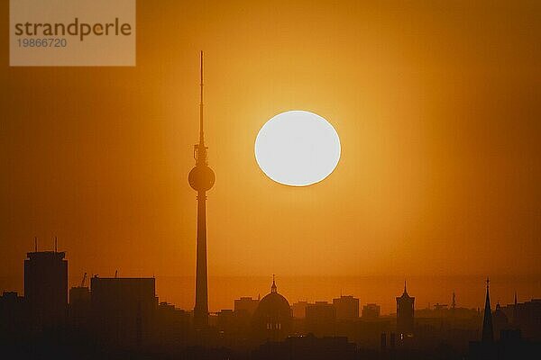 The television tower stands out against the rising sun in Berlin  06/09/2023