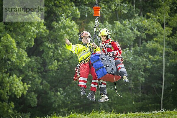 Windenrettungstraining des Rettungshubschraubers  Christoph 62  anlässlich des 50-jährigen Einsatzjubiläums der DRF Luftrettung. Dabei wird die Bergung verunfallter Personen im Elbsandsteingebirge trainiert