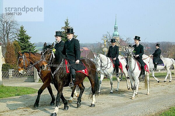 Jährlich finden zu Ostern in der Lausitz c.a. 5 Prozessionen mit c.a. je 200 Reitern statt. Die katholische Kirche setzt hier alte sorbische Riten fort. Tausende Zuschauer verfolgen die beeindruckenden Reiterzüge
