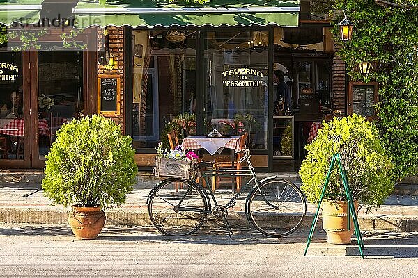 Kalambaka  Griechenland  26. April 2015: Blick nach draußen auf die schöne und gemütliche traditionelle griechische Taverne und das Fahrrad  Europa
