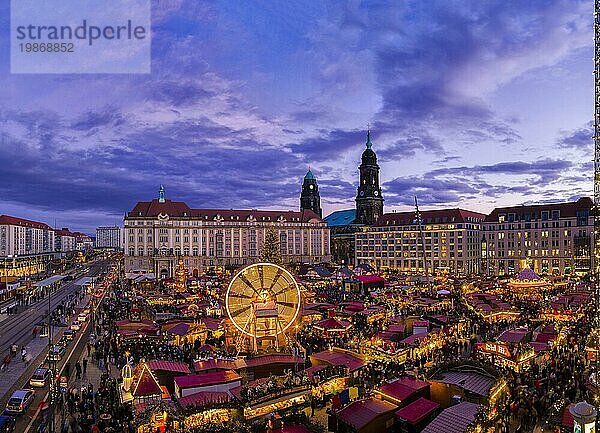 Striezelmarkt  der seit 1434 veranstaltete Markt ist der älteste Weihnachtsmarkt Deutschlands und findet auf dem Altmarkt statt. 2009 wurde der Markt neu gestaltet  ein besonderes Wahrzeichen ist zB. der welgrösste Schwibbogen