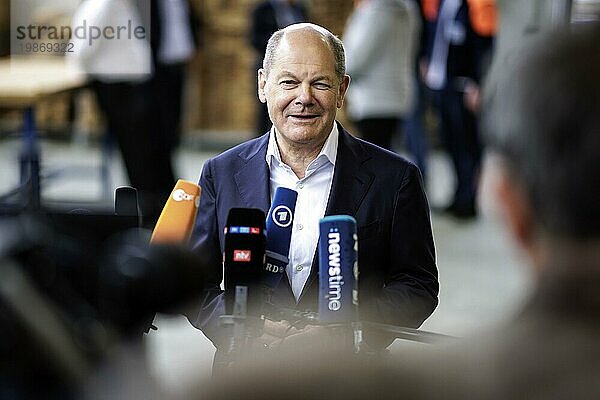 Olaf Scholz  Federal Chancellor  SPD  during a press statement as part of his visit to the Directorate-General for Waterways and Shipping  Kleinmachnow Vocational Training Centre at the Kleinmachnow lock in Kleinmachnow  08/08/2023