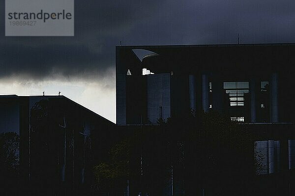 Dark clouds loom over the Federal Chancellery in Berlin  15.11.2023