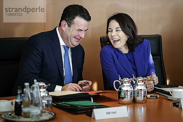 (L R) Hubertus Heil  Bundesminister für Arbeit und Soziales  und Annalena Bärbock  Bundesaussenministerin  aufgenommen im Gespräch im Rahmen einer Kabinettssitzung. Berlin  22.11.2023