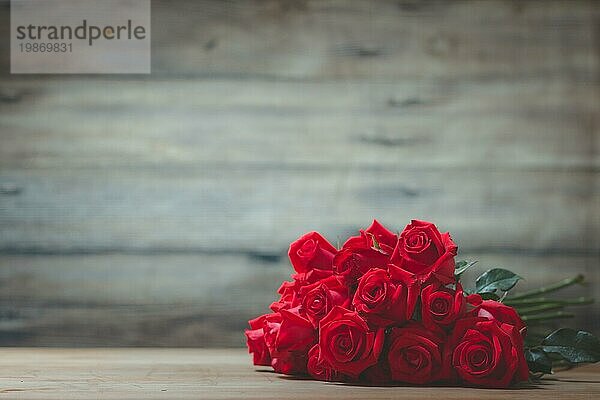Valentinstag der roten Rose auf hölzernem Hintergrund