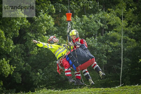 Windenrettungstraining des Rettungshubschraubers  Christoph 62  anlässlich des 50-jährigen Einsatzjubiläums der DRF Luftrettung. Dabei wird die Bergung verunfallter Personen im Elbsandsteingebirge trainiert