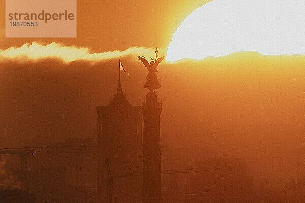 The pillar of victory looms in front of the rising sun in Berlin  14/09/2023