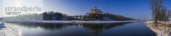 Das Schloss Hirschstein auch Neuhirschstein ist ein aus einer mittelalterlichen Burganlage hervorgegangenes Schloss in der Gemeinde Hirschstein im Landkreis Meißen Es erhebt sich imposant auf einem 25 Meter hohen Felsen am linken Elbufer gegenüber von Neuseußlitz