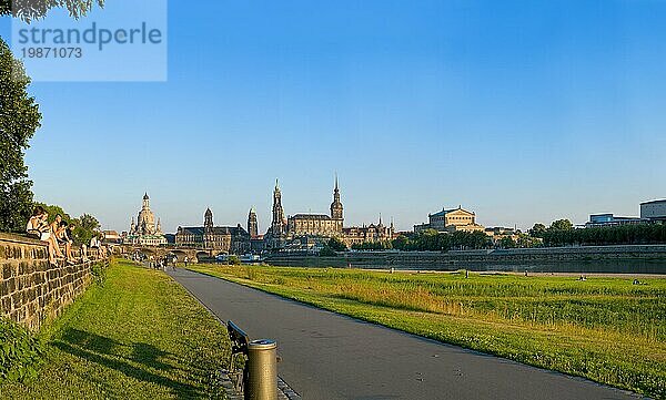 Dresden Silhouette Blick vom Neustätter Elbufer auf die Dresdner Altstadt