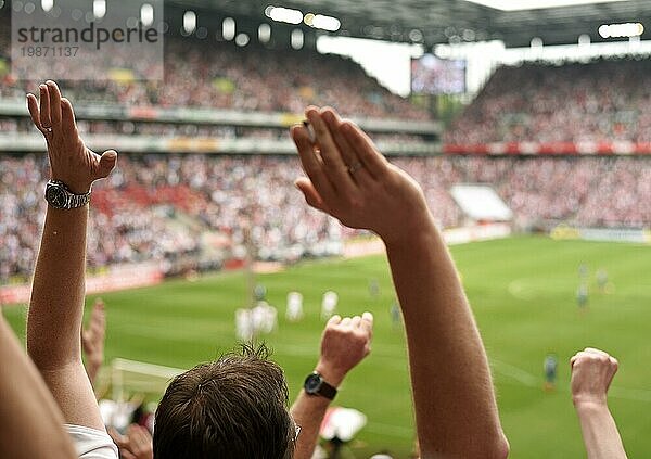 Enthusiastische Fans im Stadion