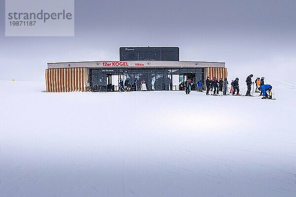 Saalbach  Österreich  2. März 2020: Menschen beim Skifahren auf der Skipiste des Wintersportorts Austrain und der Station 12er Kogel  Europa