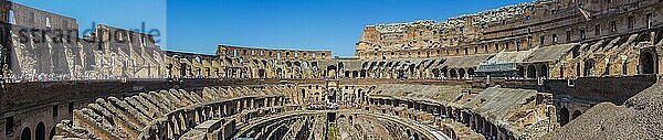 Ein Panoramabild des Kolosseums von innen gesehen