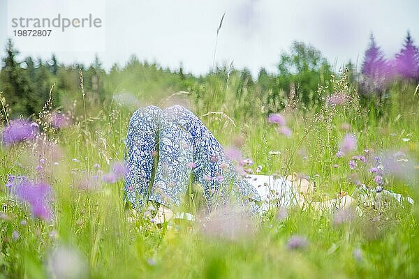 Junges Mädchen im Park liegt im Gras und genießt den Tag