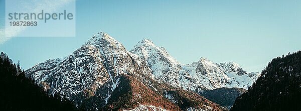 Idyllische schneebedeckte Berggipfel  Landschaft  Alpen  Österreich  Europa