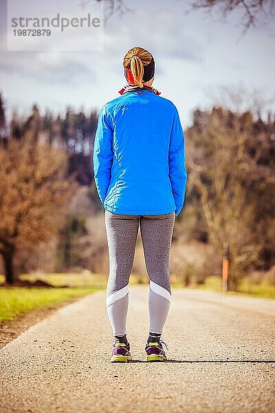 Mädchen in Sportkleidung wartet auf den Beginn ihrer Ausbildung  auf dem Land