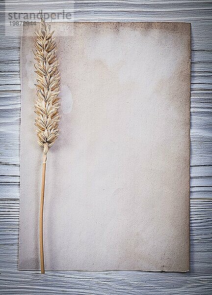 Weizenähre sauberes Vintagepapier auf Holzplatte Draufsicht
