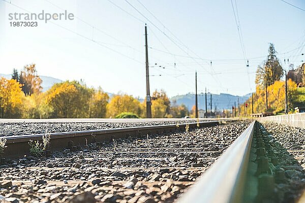 Landschaft einer alten verlassenen Eisenbahn im Herbst. Warmes Licht  nachhaltiges Reisen