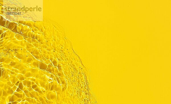 Gelb Abstrakte Hintergrundtextur mit Wasserkräuseln und Wellen. Raum kopieren. Ansicht von oben