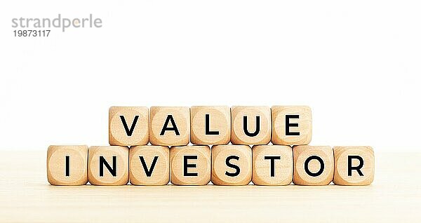 Value Investor Phrase auf Holzblockform. Platz zum Kopieren. Weißer Hintergrund