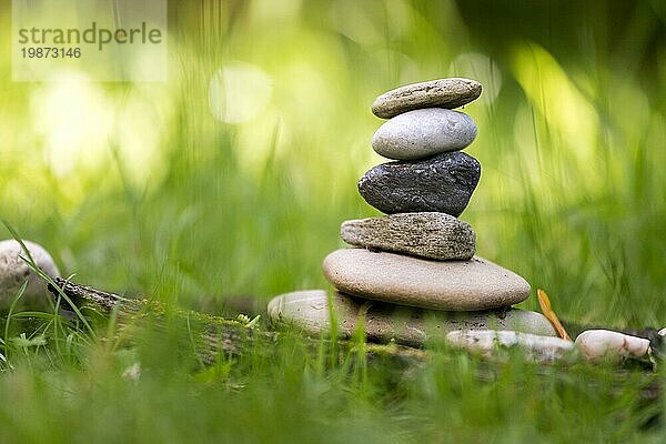 Nahaufnahme eines Steinhaufens  Metapher für Gleichgewicht  Spiritualität und Entspannung