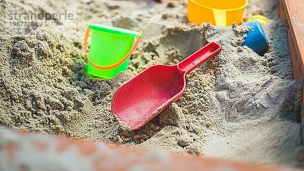 Kinder Plastikspielzeug im Sandkasten. Schaufel  selektiver Fokus
