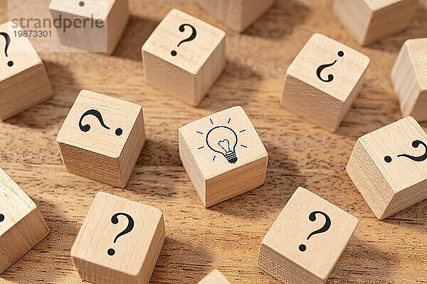 Kreative Idee und Innovationskonzept. Holzblöcke mit Fragezeichensymbol und Glühbirne