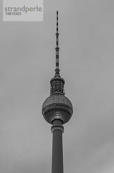 Ein Schwarzweißbild des Berliner Fernsehturms (Berlin)