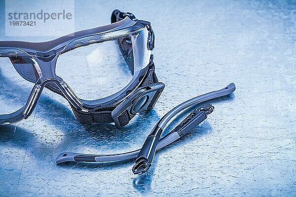 Kunststoff Schutzbrille auf metallischem Hintergrund Konstruktionskonzept