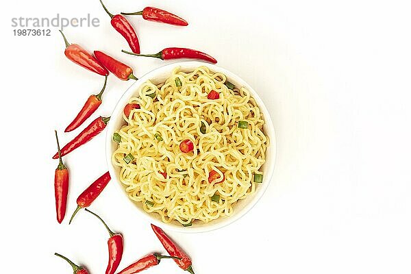 Soba Nudeln  von oben fotografiert  auf weißem Hintergrund mit rotem Paprika und Leerzeichen