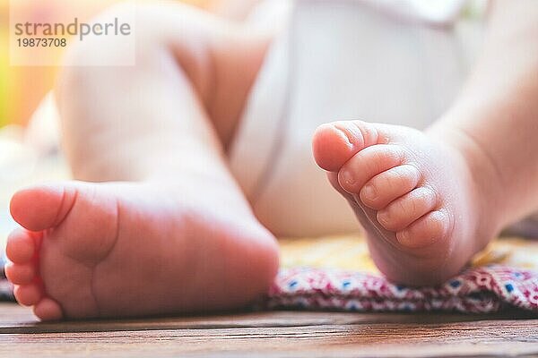 Nahaufnahme von neugeborenen Babyfüßen  im Freien auf einer Babydecke