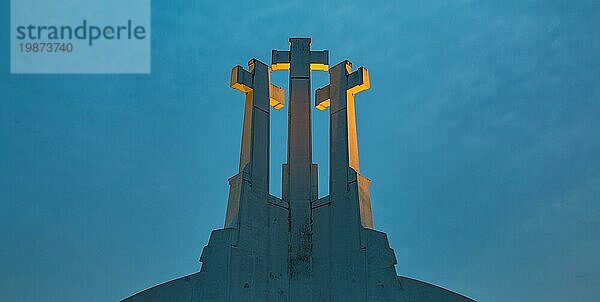 Ein Bild des Drei Kreuze Denkmals bei Sonnenuntergang in Vilnius