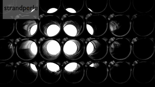 Abstrakter dunkler schwarzer und weißer Hintergrund von runden Rohren