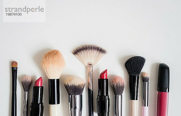 Set von Make up Pinsel und anderes Zubehör. Lippenstift  Wimperntusche  Nagellack  Lidschatten  Puder  Wimpern und Foundation. Produkte für Make up auf weißem Hintergrund  Draufsicht