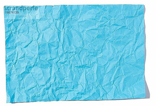 Blank Blue zerknittertes Papier Blatt vor weißem Hintergrund Vorlage Mock up