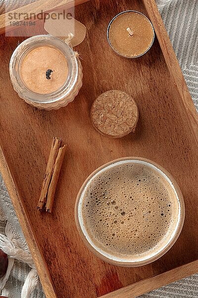 Hygge. Frühstückstablett mit Kaffee und Duftkerzen  Overheaed Flat Lay Shot auf einer warmen Decke