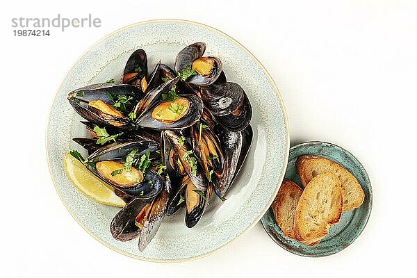 Marinara Muscheln  von oben auf weißem Hintergrund mit getoastetem Brot und Kopierraum aufgenommen