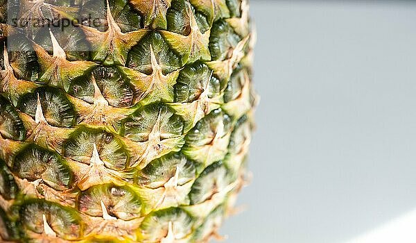 Ananas in Großaufnahme mit Kopierbereich rechts. Heller Hintergrund