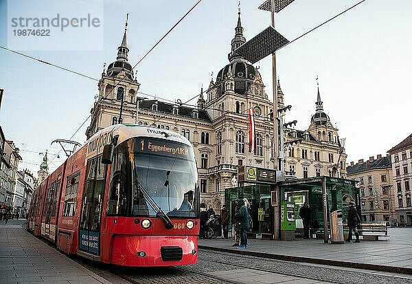 Österreich  20.01.2019: Das Grazer Rathaus  die rote Straßenbahn fährt in die Haltestelle Stadtplatz ein  Menschen warten  Europa