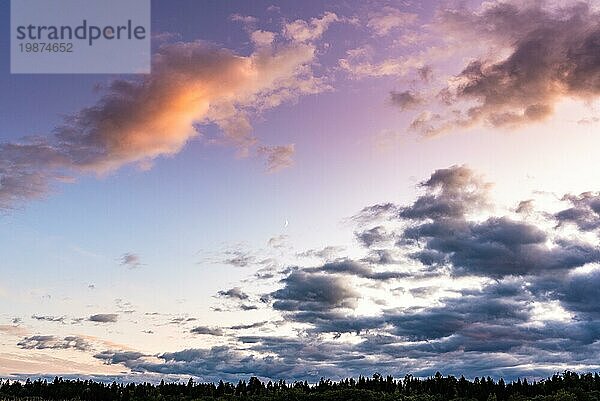 Natürlicher Hintergrund des bunten Panoramahimmels  während der Zeit des Sonnenaufgangs und des Sonnenuntergangs