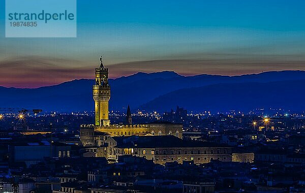 Ein Bild des Palazzo Vecchio während der blaün Stunde