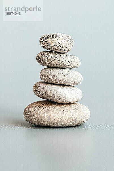 Steine in Pyramide gestapelt  Gleichgewicht  Stabilität  Zen  Meditation  Körper Geist und Seele Harmonie Konzept
