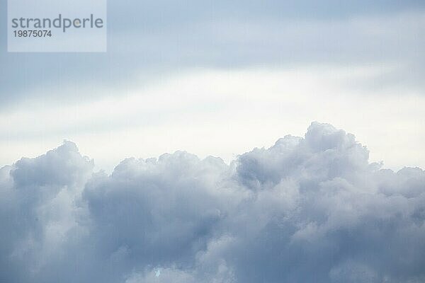 Himmel mit Gewitterwolken. Wolkenlandschaft im Hintergrund. Raum kopieren