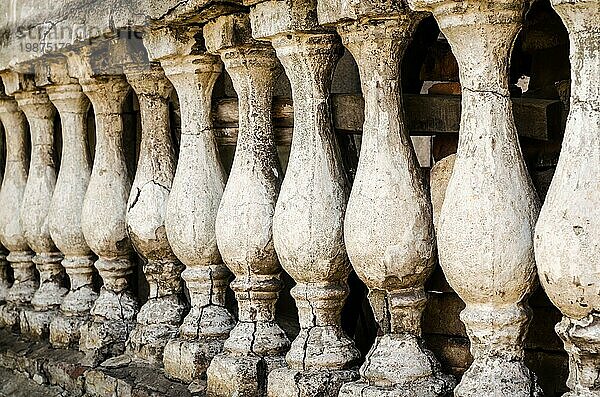 Reihe antiker kleiner Säulen