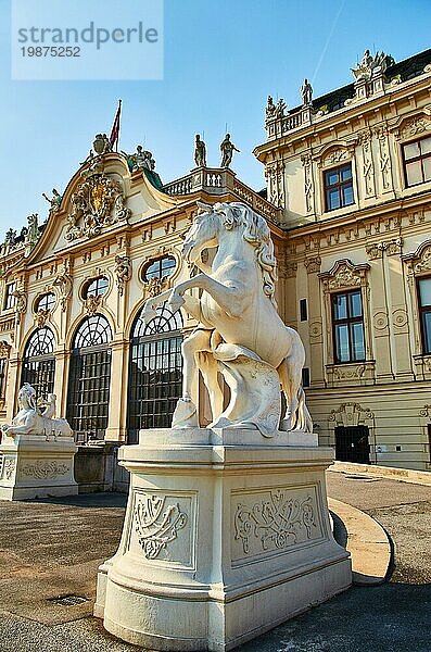 Oberes Schloss Belvedere in Wien  Österreich. Barocke Pferdestatue neben dem Eingang des Schlosses Vorderansicht  vertikales Foto