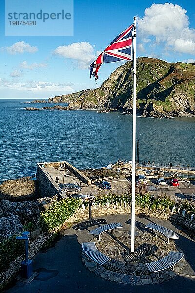 ILFRACOMBE  DEVON  Großbritannien  19. OKTOBER : Union Jack Flagge am Eingang des Hafens von Ilfracombe in Devon am 19. Oktober 2013. Drei nicht identifizierte Personen  Europa