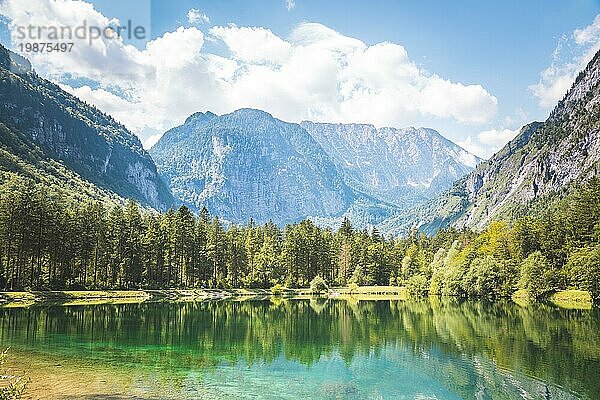 Bergsee mit Bergsilhouette im Hintergrund  Bluntautal  Sommerzeit