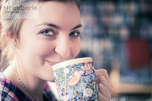 Schöne junge Frau genießt eine Tasse Tee