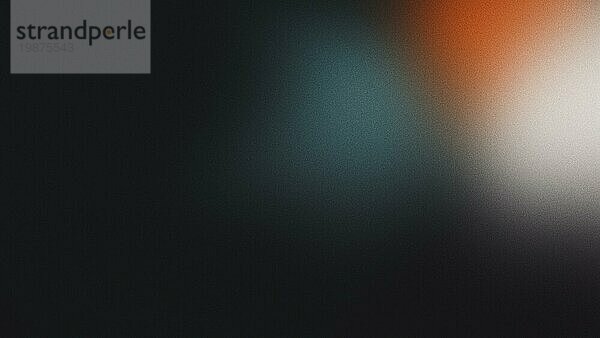 Abstrakter Farbverlauf Hintergrund  Filmkorn Textur  verschwommen orange grau weiß freie Formen auf schwarz  Kopie Raum