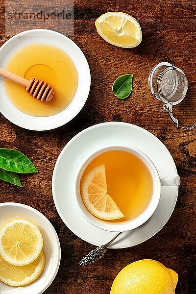 Zitronentee mit Honig  Overhead Flat Lay Shot. Gesundes Bio Zitrus Detox Getränk  natürliches Mittel gegen Erkältung und Grippe